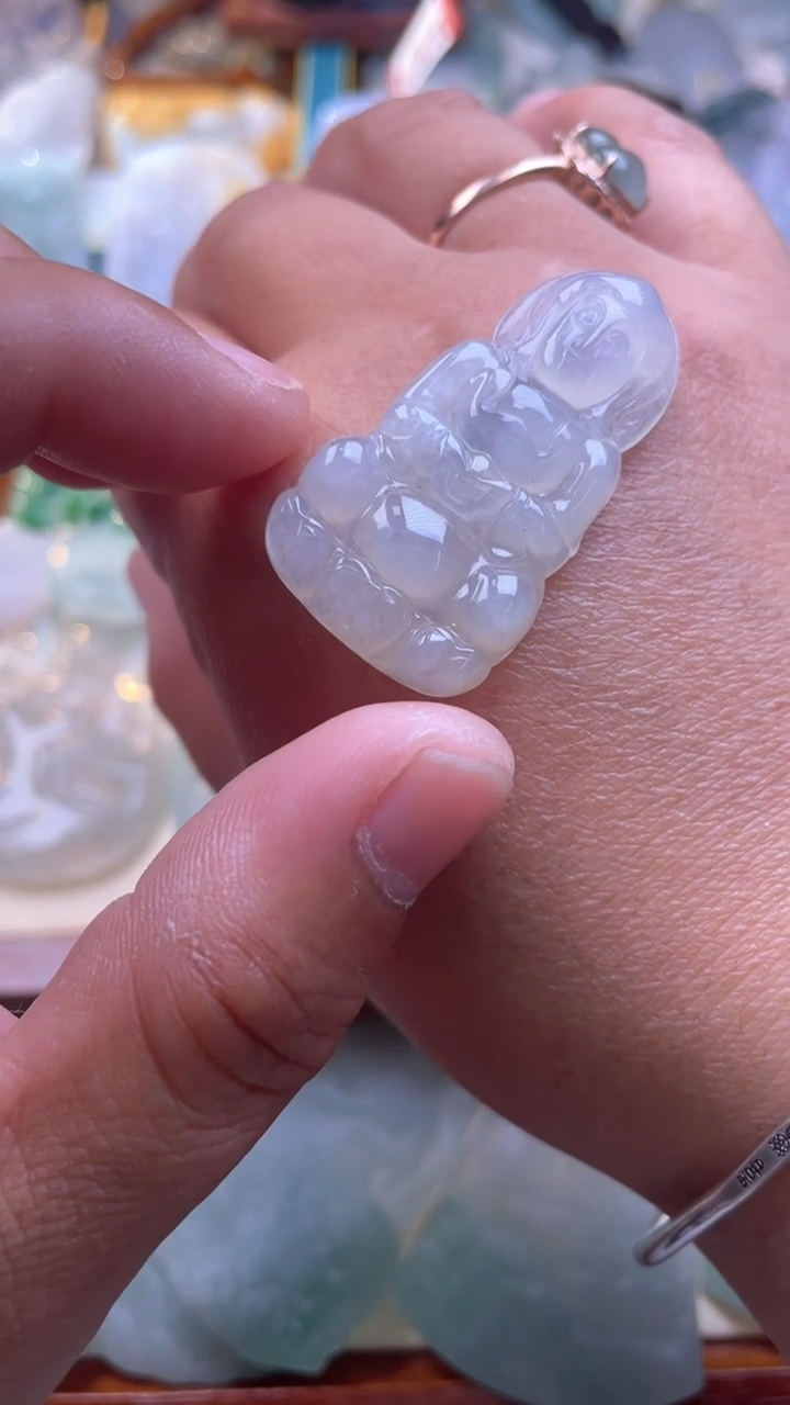 翡翠未镶嵌颈饰观音