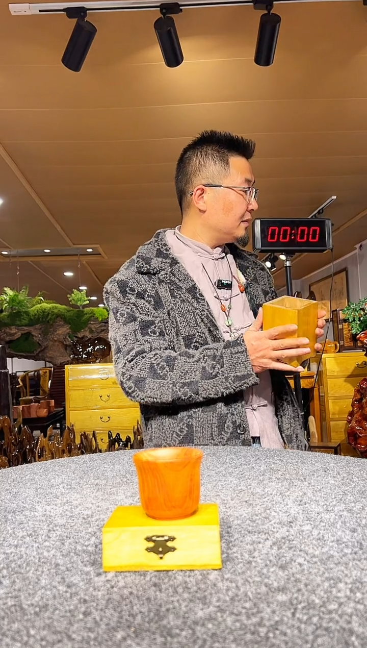 金丝楠木雕款李**哥金丝楠木摆件