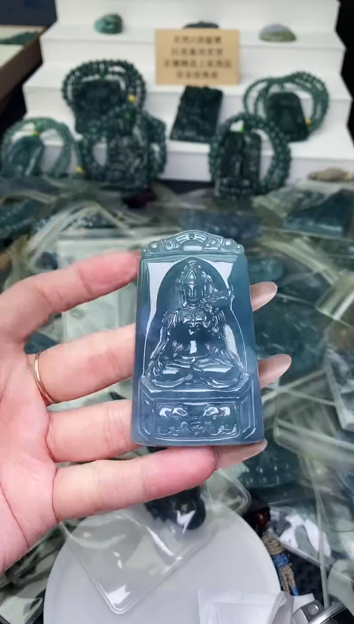 颈饰未镶嵌翡翠 