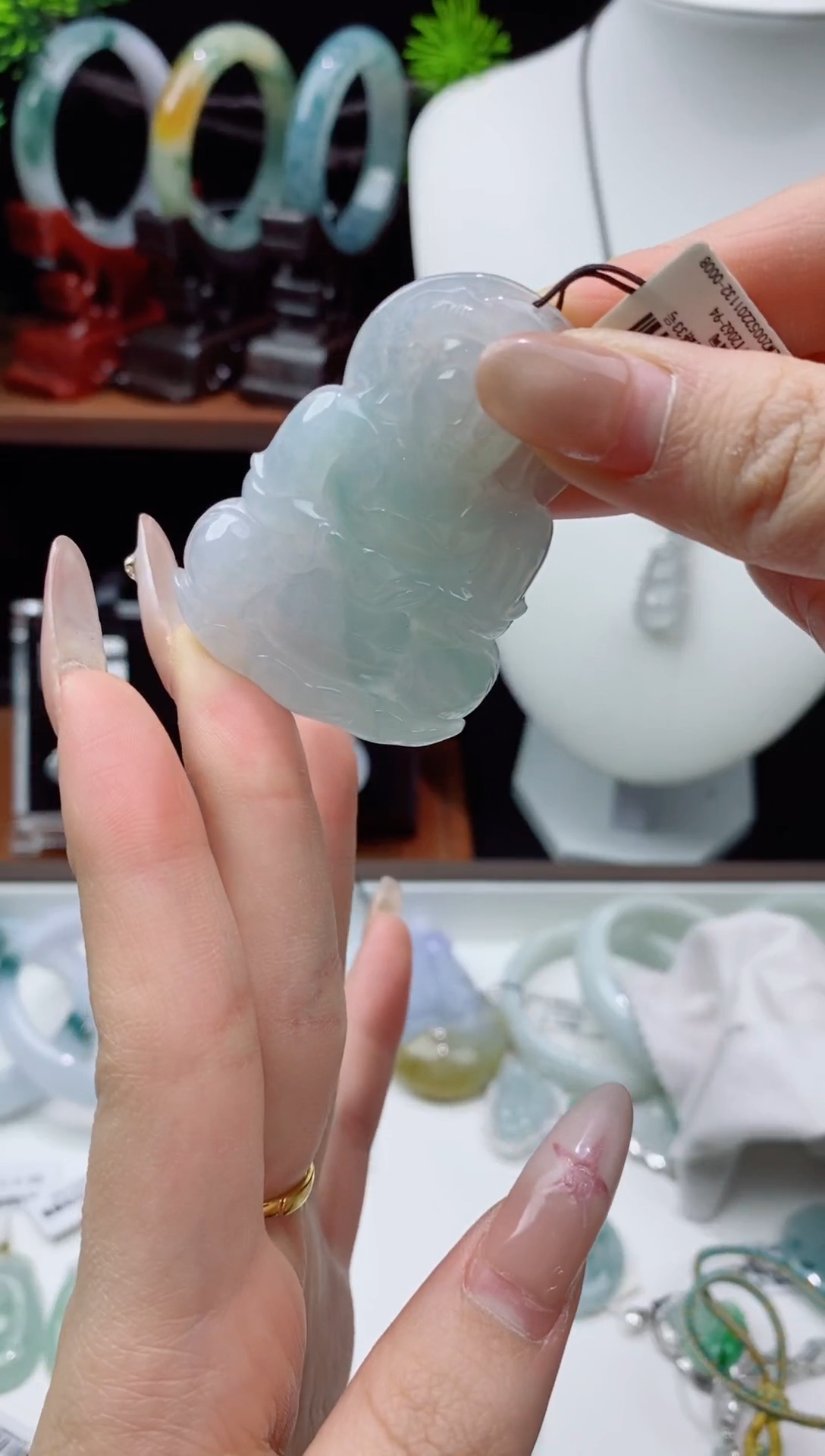 颈饰未镶嵌翡翠糯种天然缅料A货翡翠观音