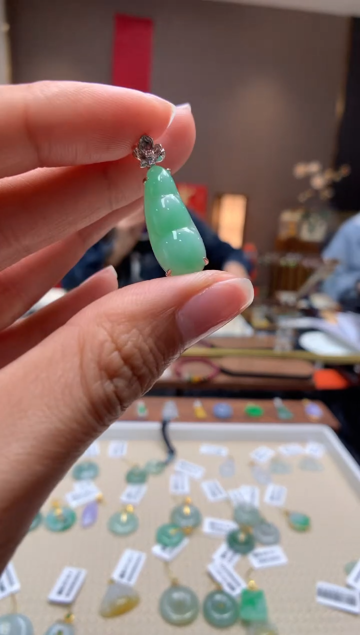 【闪购商品】翡翠颈饰18K金镶嵌福豆