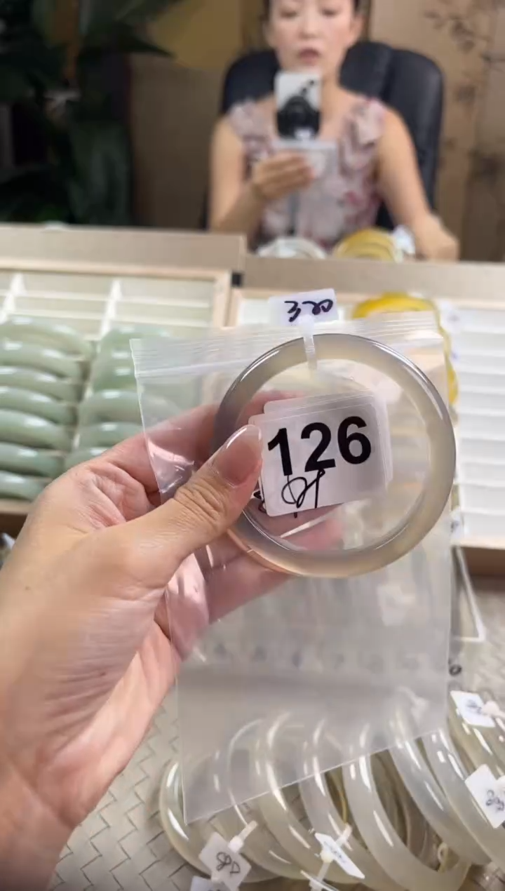 手镯玛瑙/玉髓未镶嵌W**吖126