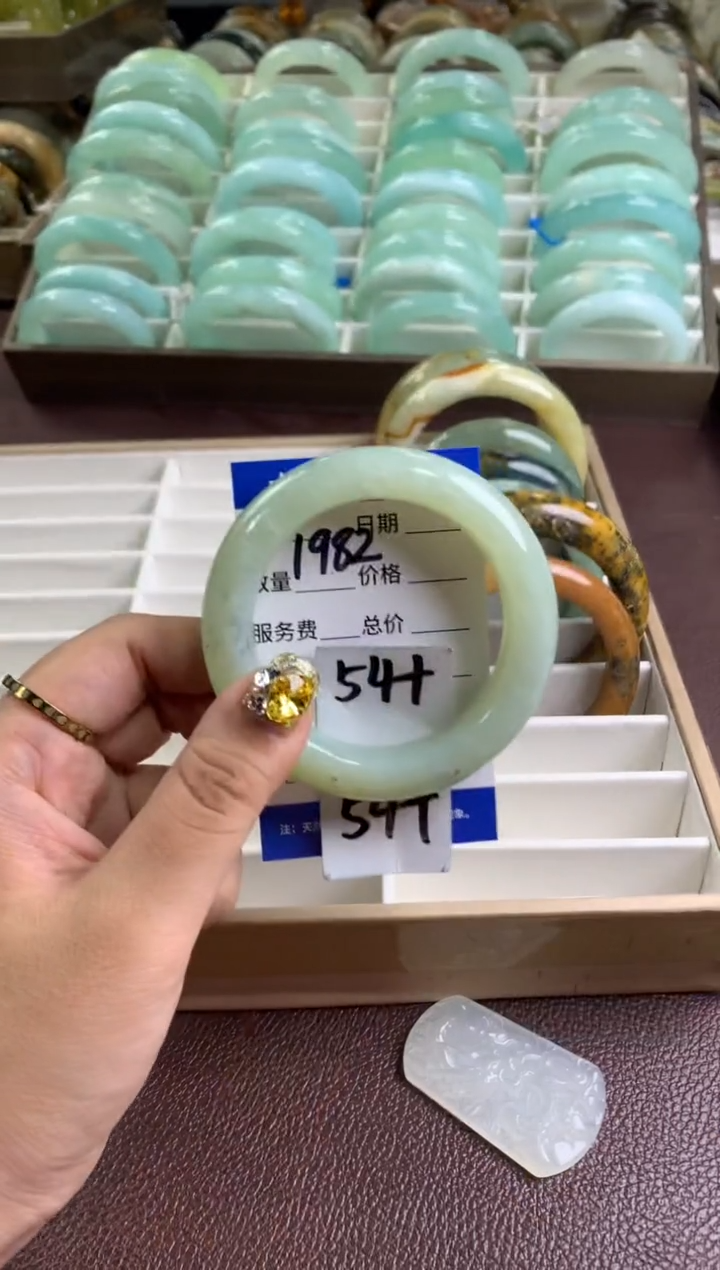 【闪购商品】蛇纹石玉手镯未镶嵌1982