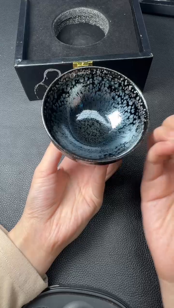 茶盏卓立旗黑底银斑180