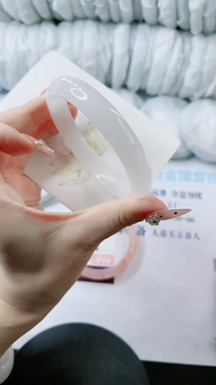 【闪购商品】石英质玉手镯未镶嵌多样性发货V39-62