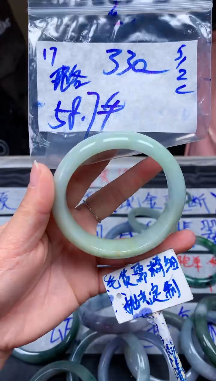 【闪购商品】定制翡翠未镶嵌17毛货需精细抛光手镯多样性拍一发一