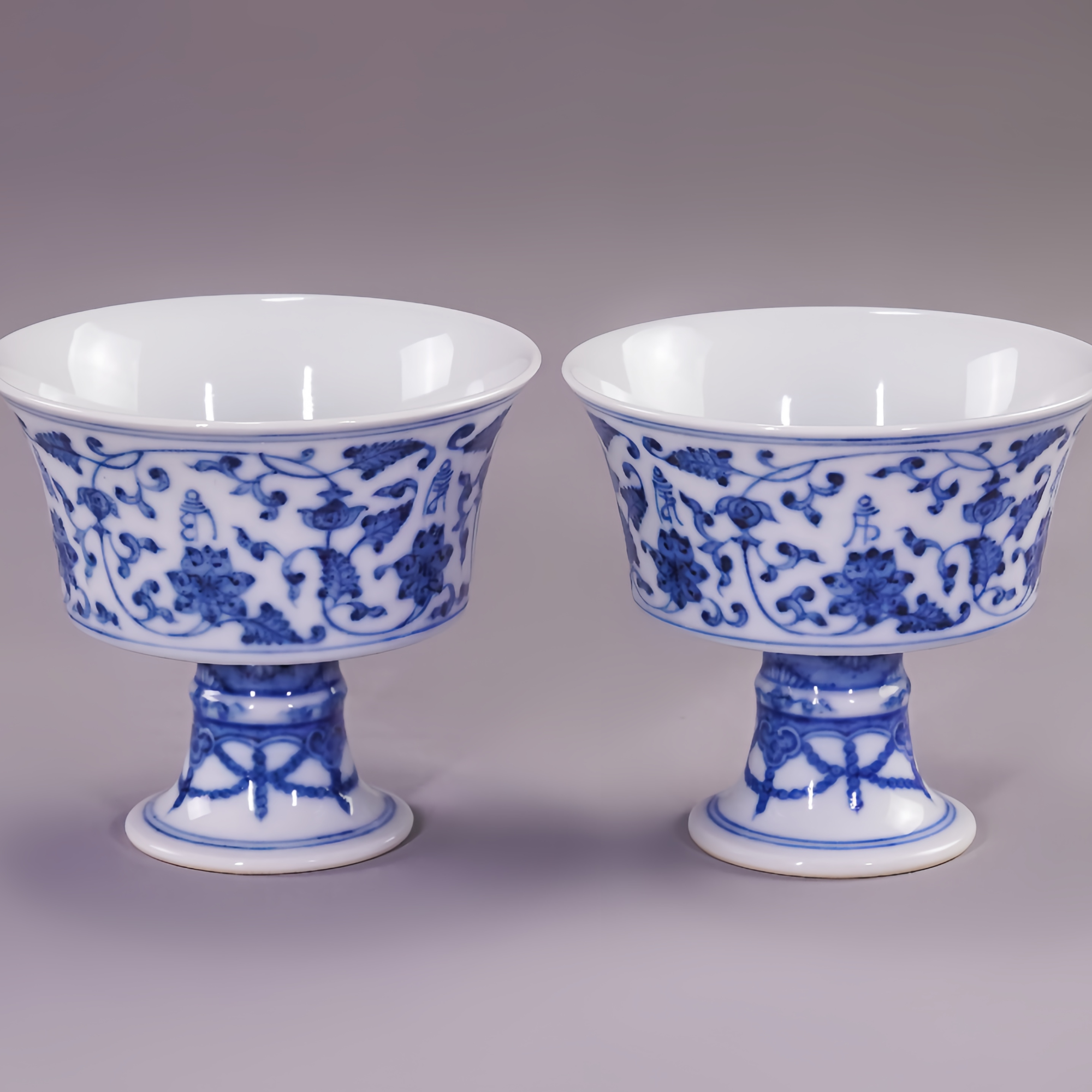 LOT2024 清乾隆青花缠枝花卉纹高足杯