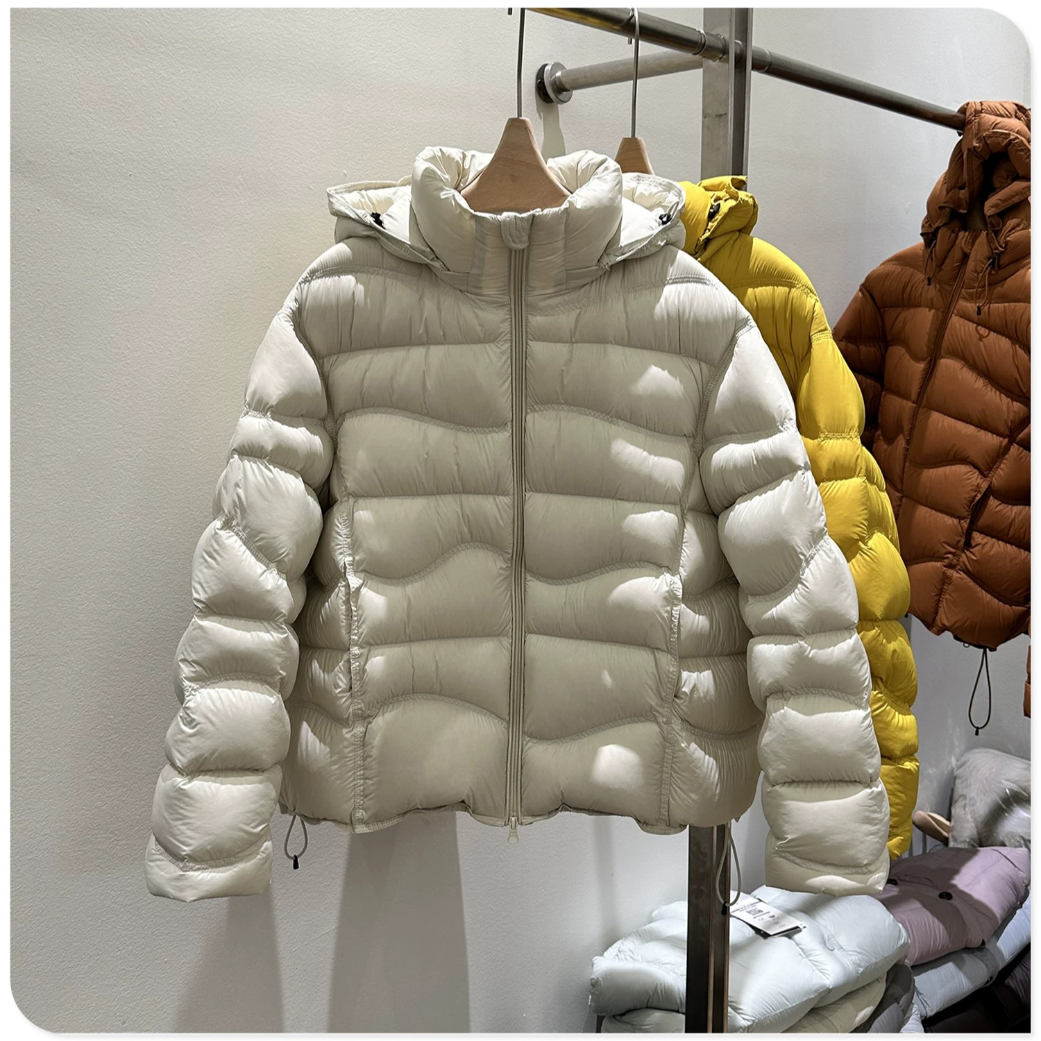 韩2025冬季新款波浪连帽泡芙羽绒服