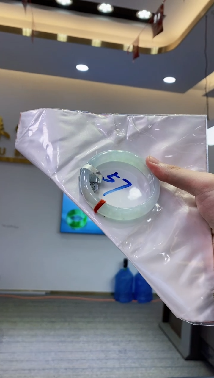 【闪购商品】翡翠手镯未镶嵌                