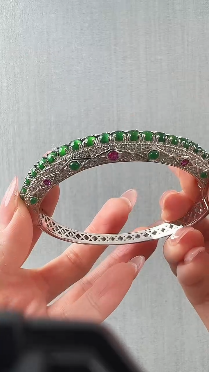 颈饰未镶嵌翡翠手镯