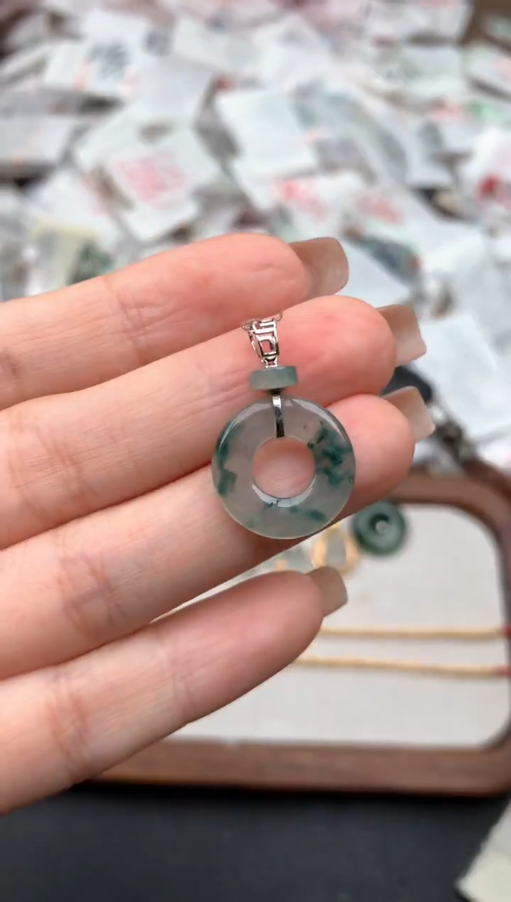 18K金镶嵌挂件翡翠一