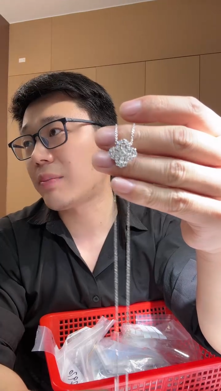 【闪购商品】钻石套链18K金镶嵌白钻loop套链