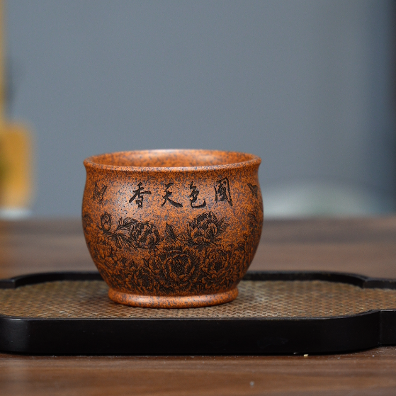 6214原矿紫砂龙骨金砂刻绘国色天香牡丹主人杯180CC左右YY