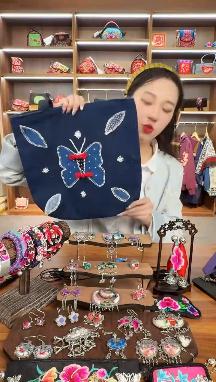 【闪购商品】织绣L7蒙阿苏苗绣传承