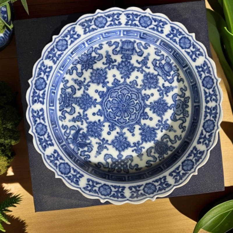 八宝吉祥纹青花盘