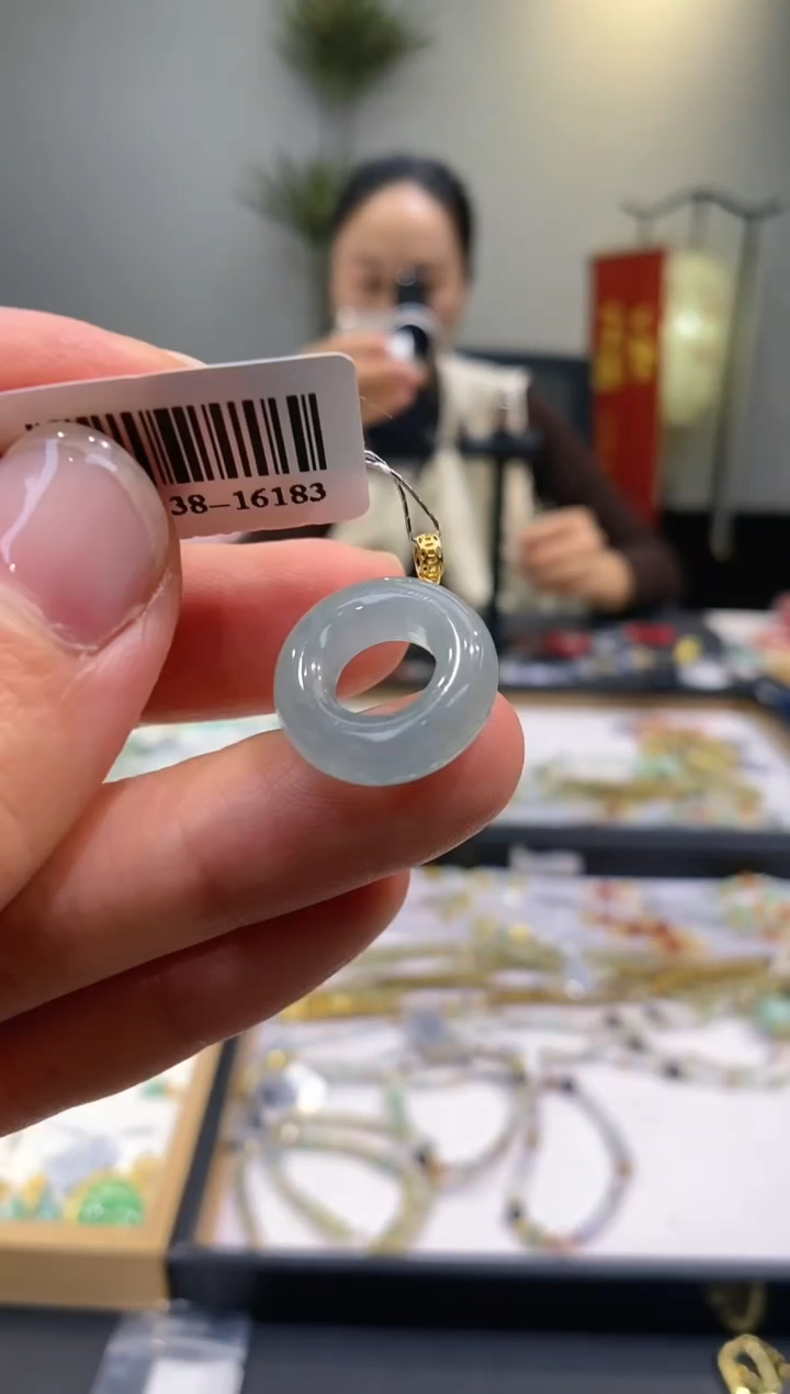 【闪购商品】翡翠吊坠(不含链)18K金镶嵌甜甜圈