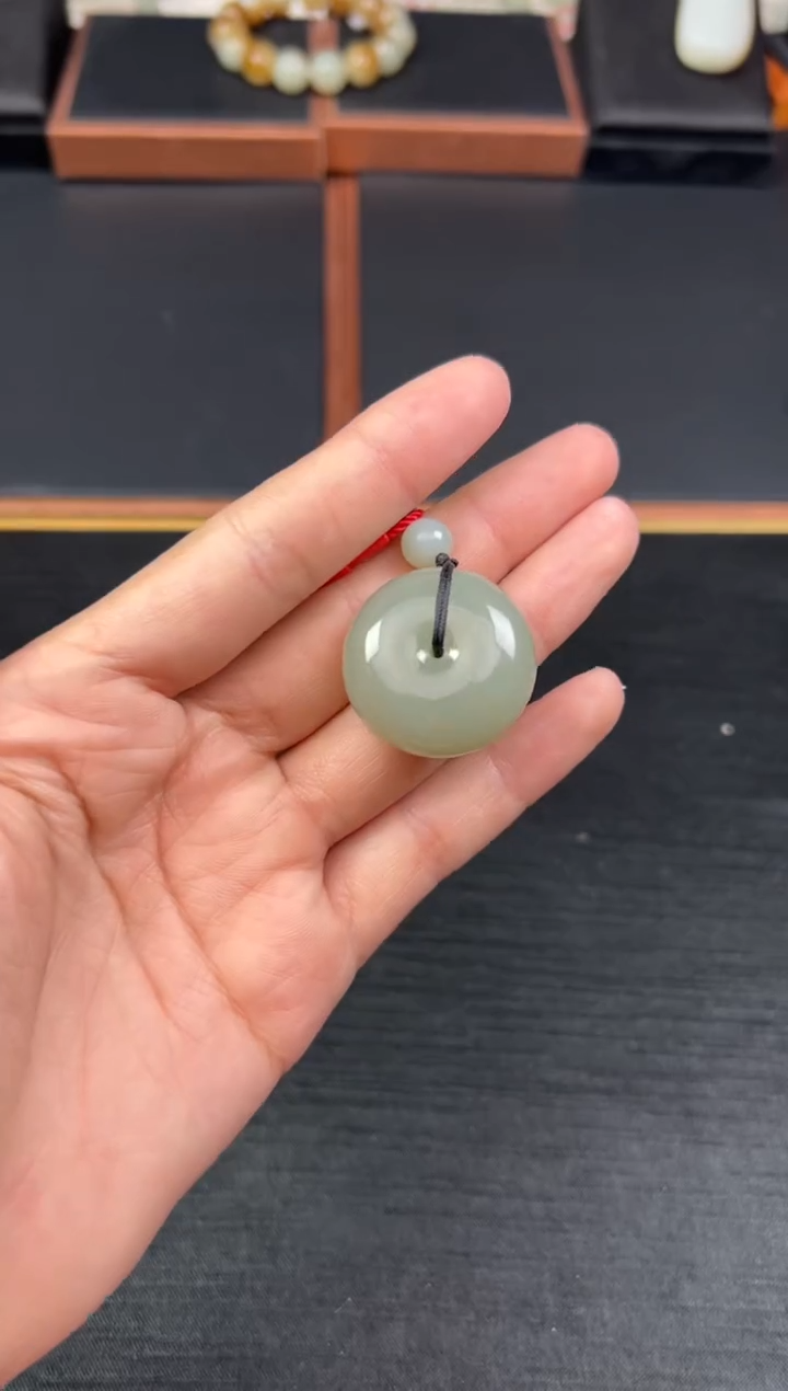 【闪购商品】和田玉吊坠(赠链)未镶嵌且末微色差近矿