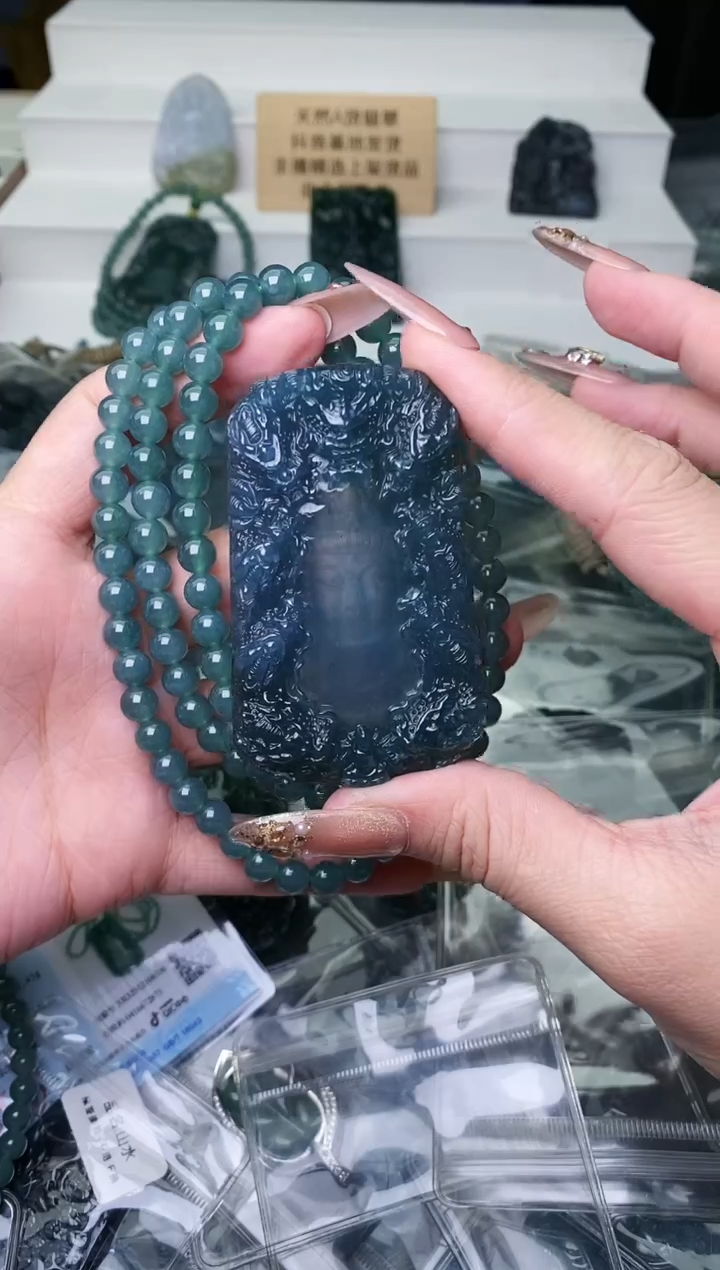 颈饰未镶嵌翡翠 