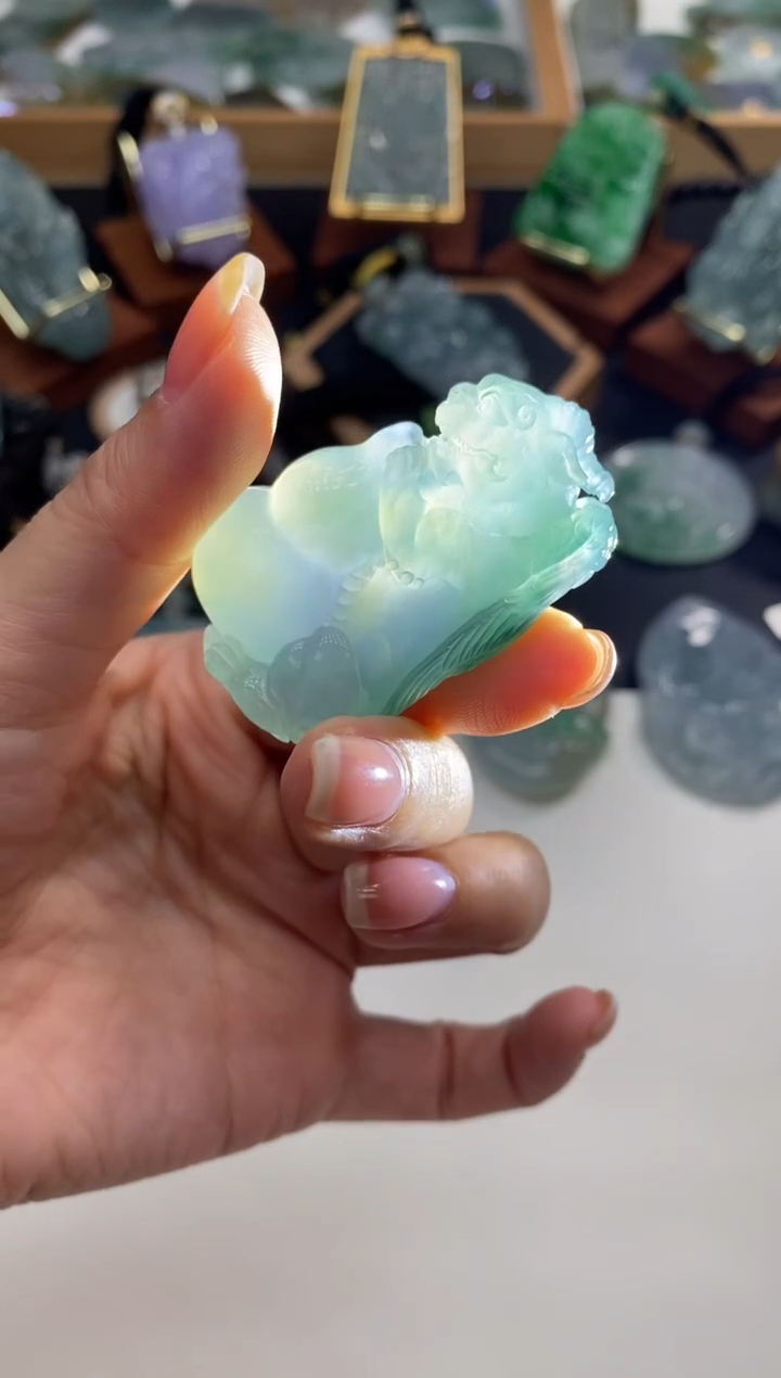 颈饰未镶嵌翡翠飞天貔貅