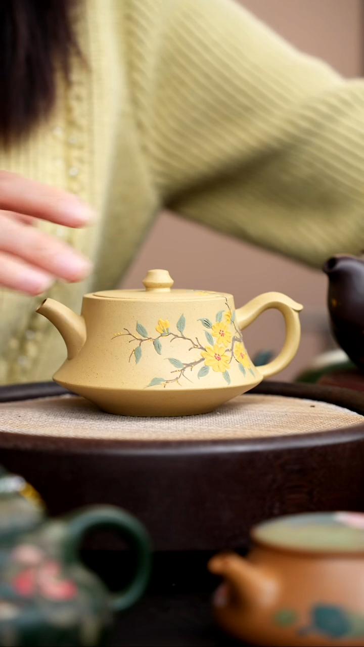 茶壶紫砂本山段柱础泥绘黄花