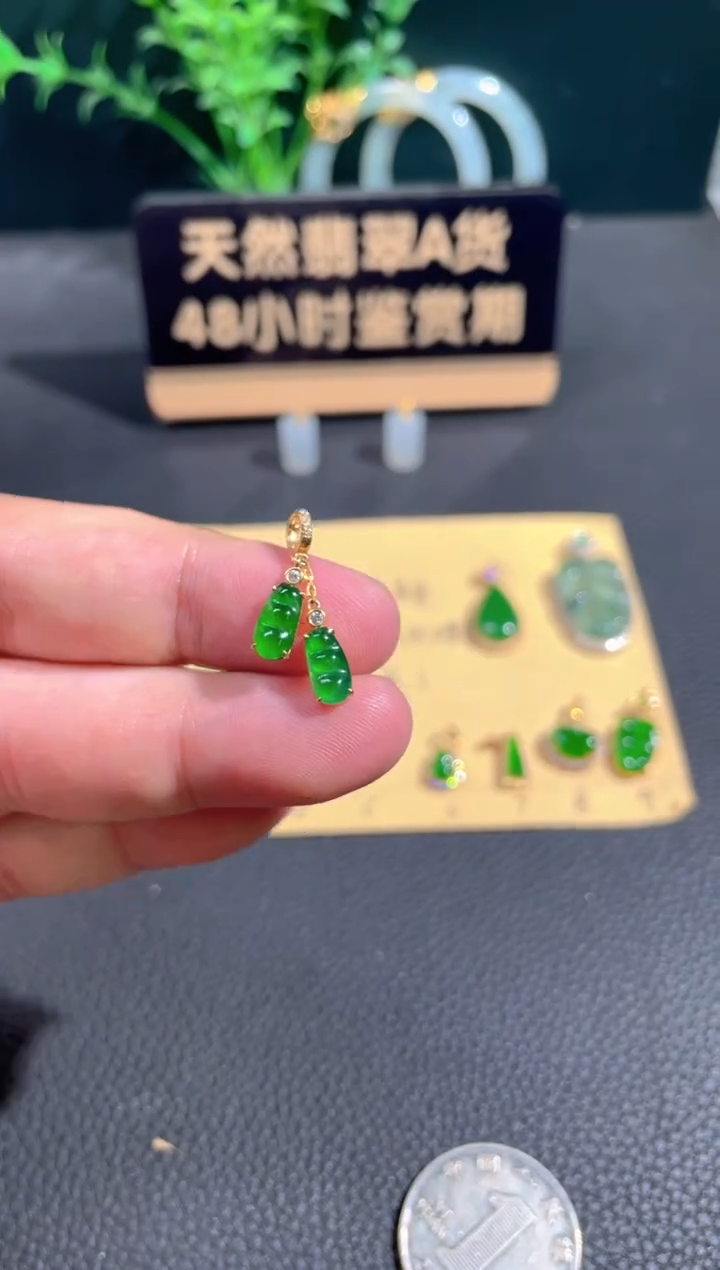 翡翠18K金镶嵌颈饰翡翠