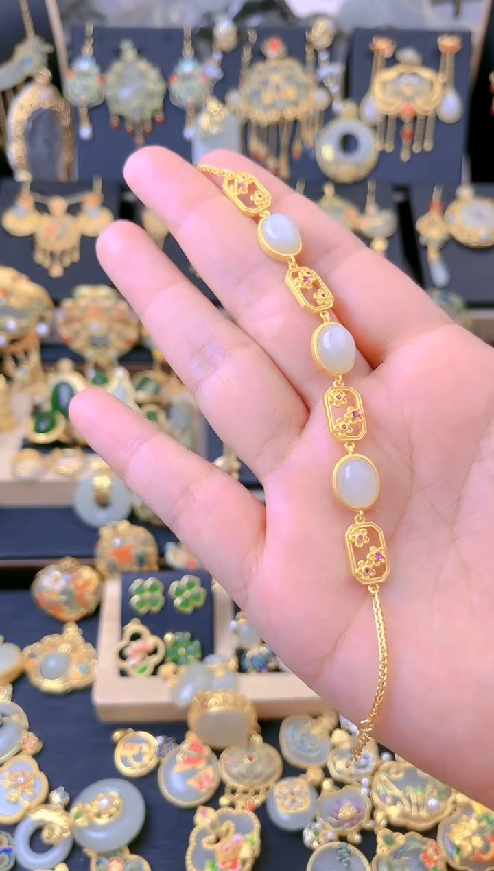 【闪购商品】和田玉手链银S925镀金镶嵌梅花蛋面手链