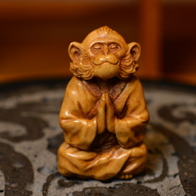天然鹿角打坐悟道孙悟空文玩手把件手工雕刻猴子静心禅意书房摆件