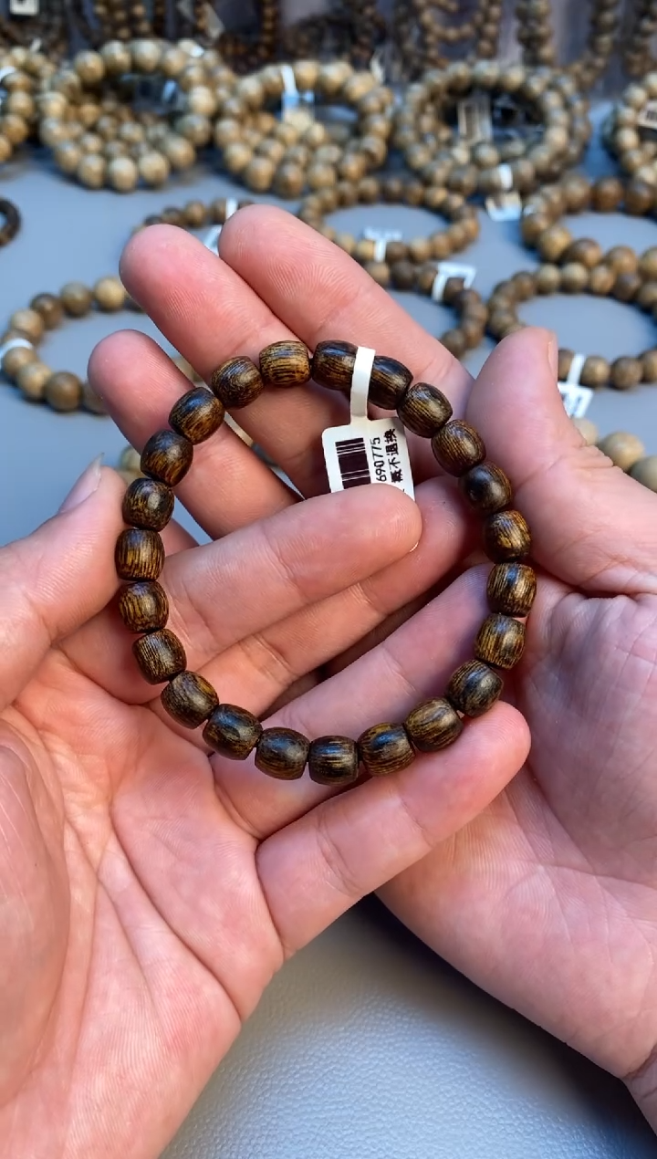 沉香手串桃****弟 海南红金猊老型单圈虫漏0.8+多样性发其一