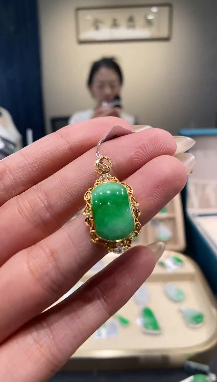 【闪购商品】翡翠颈饰18K金镶嵌蛋面