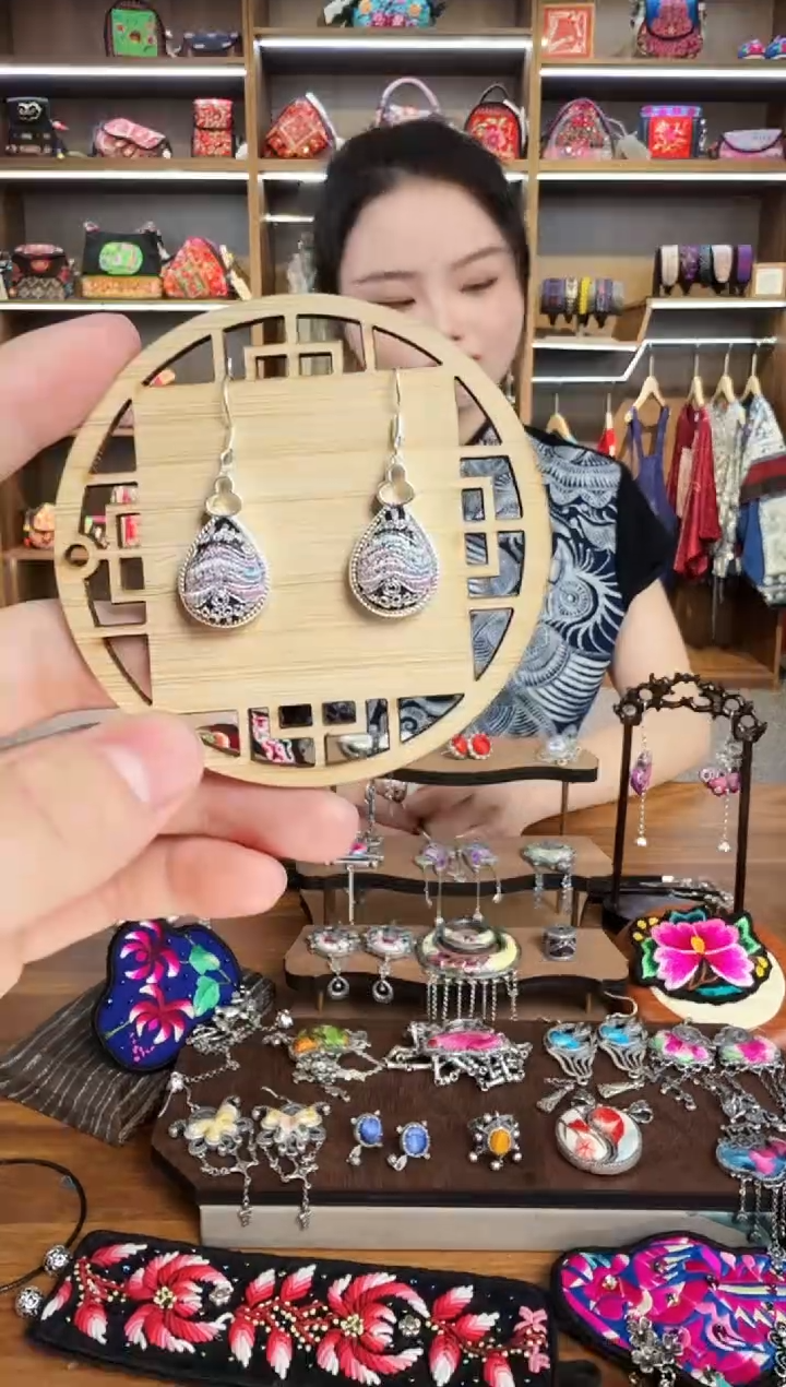 【闪购商品】织绣9蒙阿苏苗绣传承