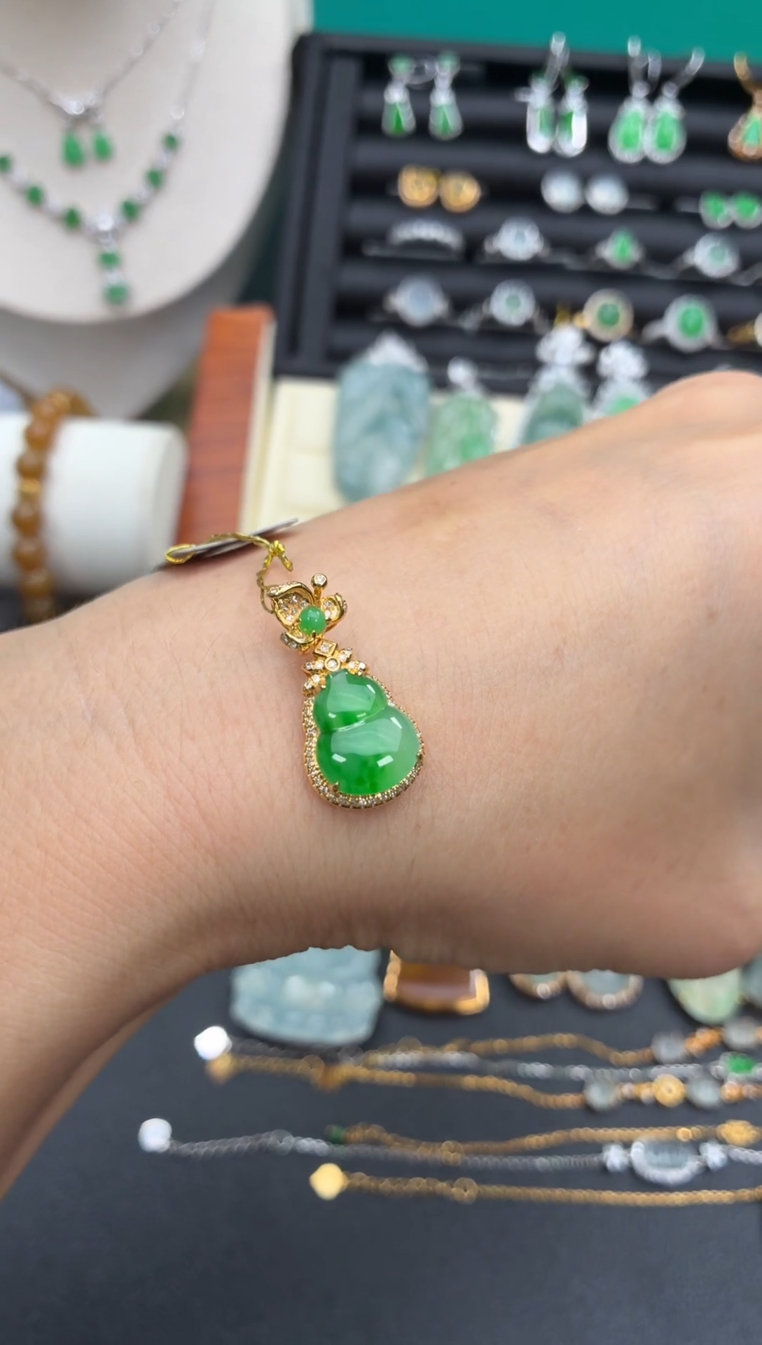 颈饰18K金镶嵌翡翠天然翡翠A货