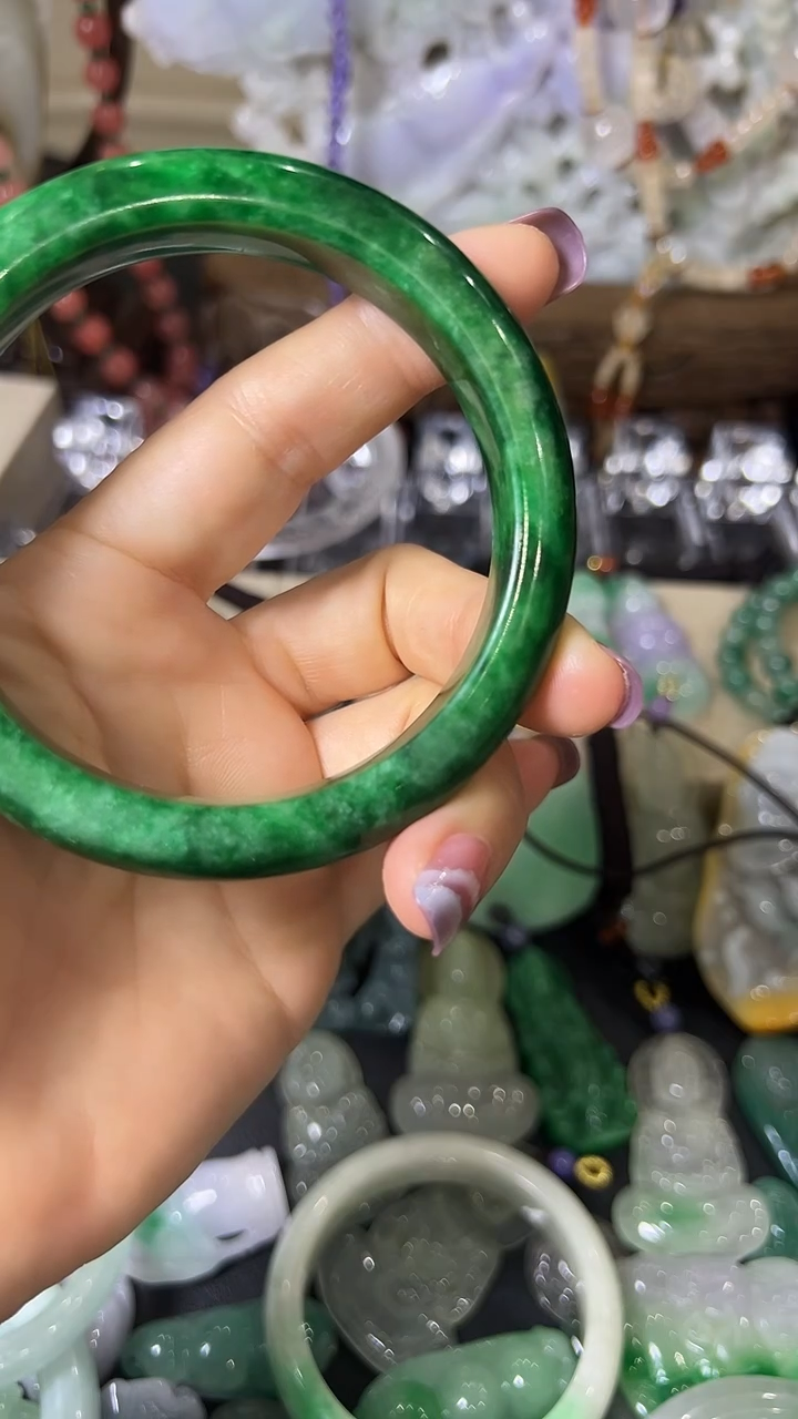 颈饰未镶嵌翡翠手镯