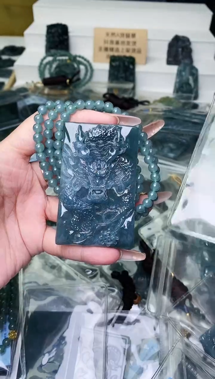 颈饰未镶嵌翡翠 