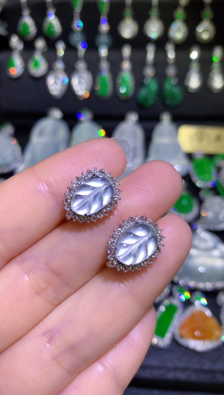 【闪购商品】翡翠颈饰18K金镶嵌玻璃种金枝玉叶耳包 