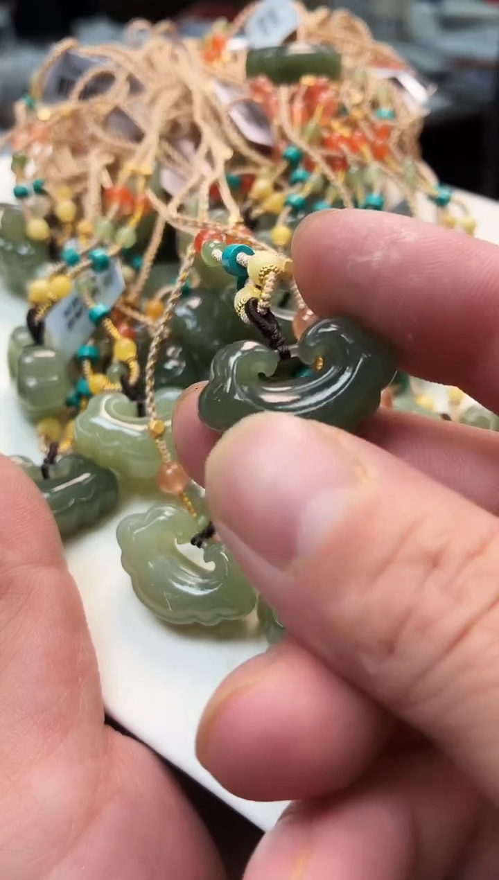 吊坠(赠链)未镶嵌和田玉Y45多样性其一