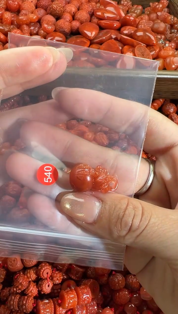 南红玛瑙未镶嵌颈饰1