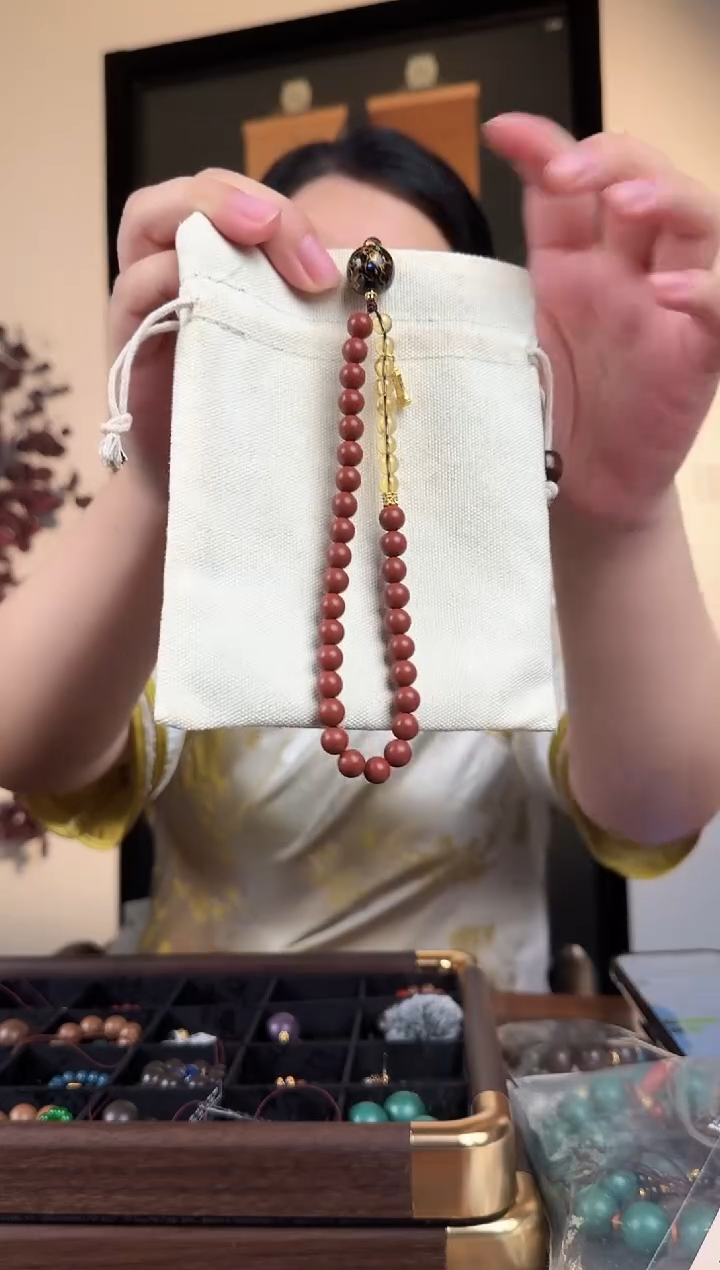 泥塑红麝漆珠8m手机挂