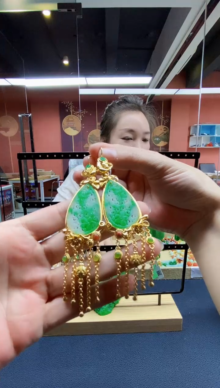 颈饰未镶嵌翡翠耳饰