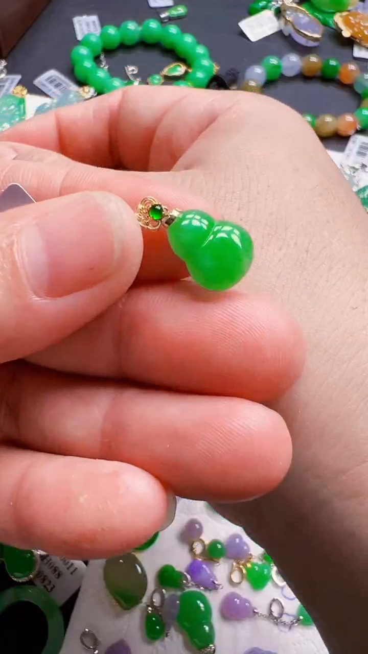 颈饰18K金镶嵌翡翠葫芦