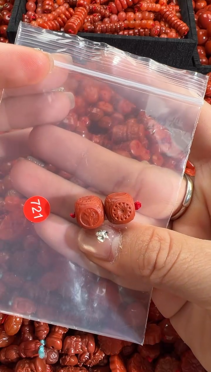 南红玛瑙未镶嵌颈饰1