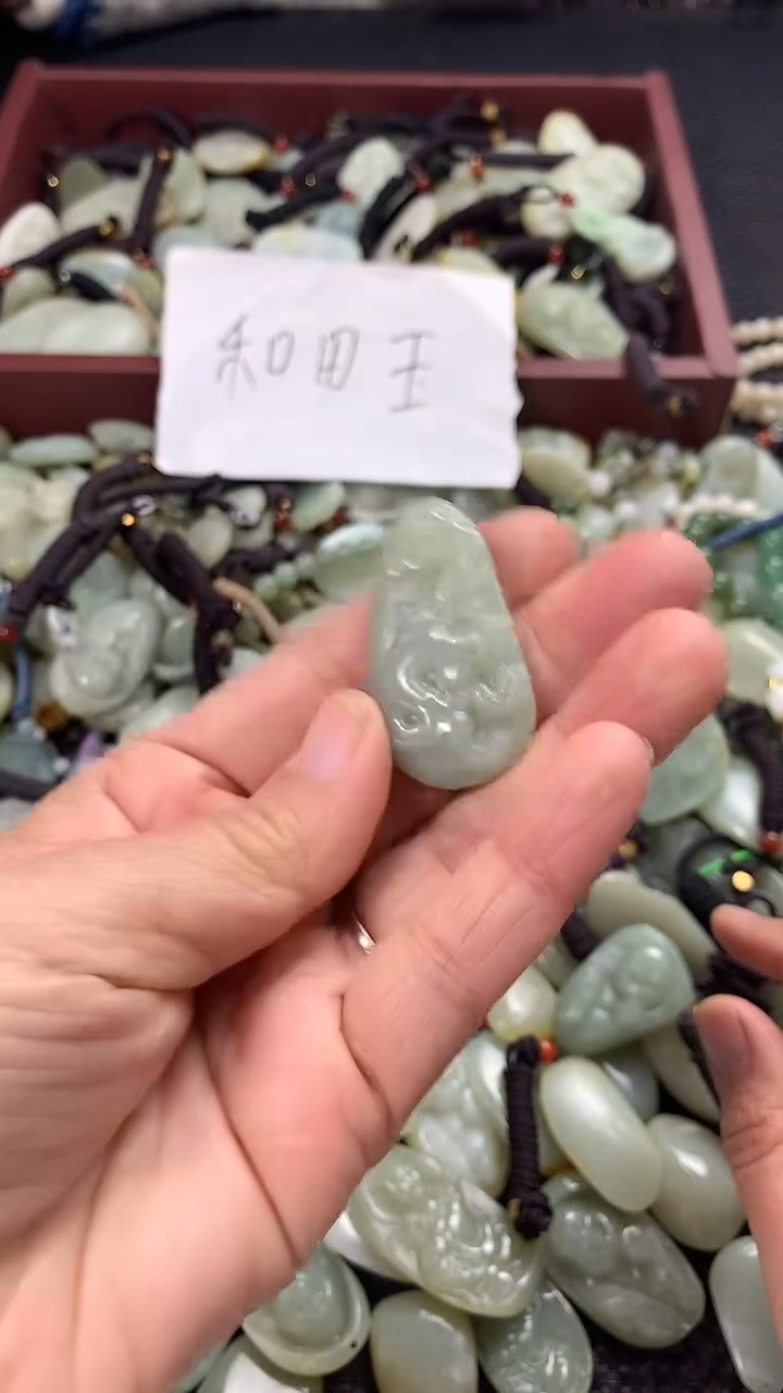 颈饰未镶嵌和田玉（多样性发一件）没有证书有瑕