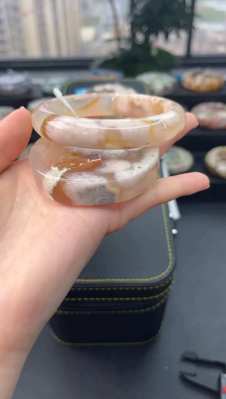 【闪购商品】石英质玉手镯未镶嵌赠送镯心（圈口62