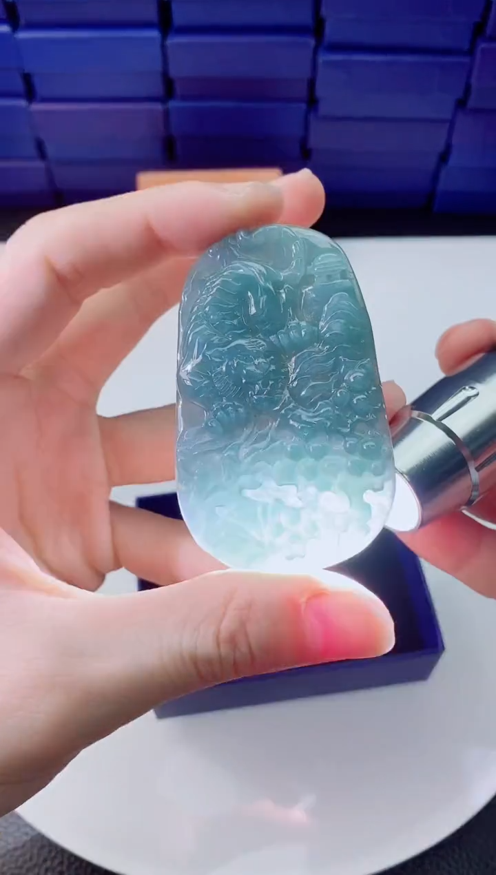 翡翠未镶嵌颈饰         