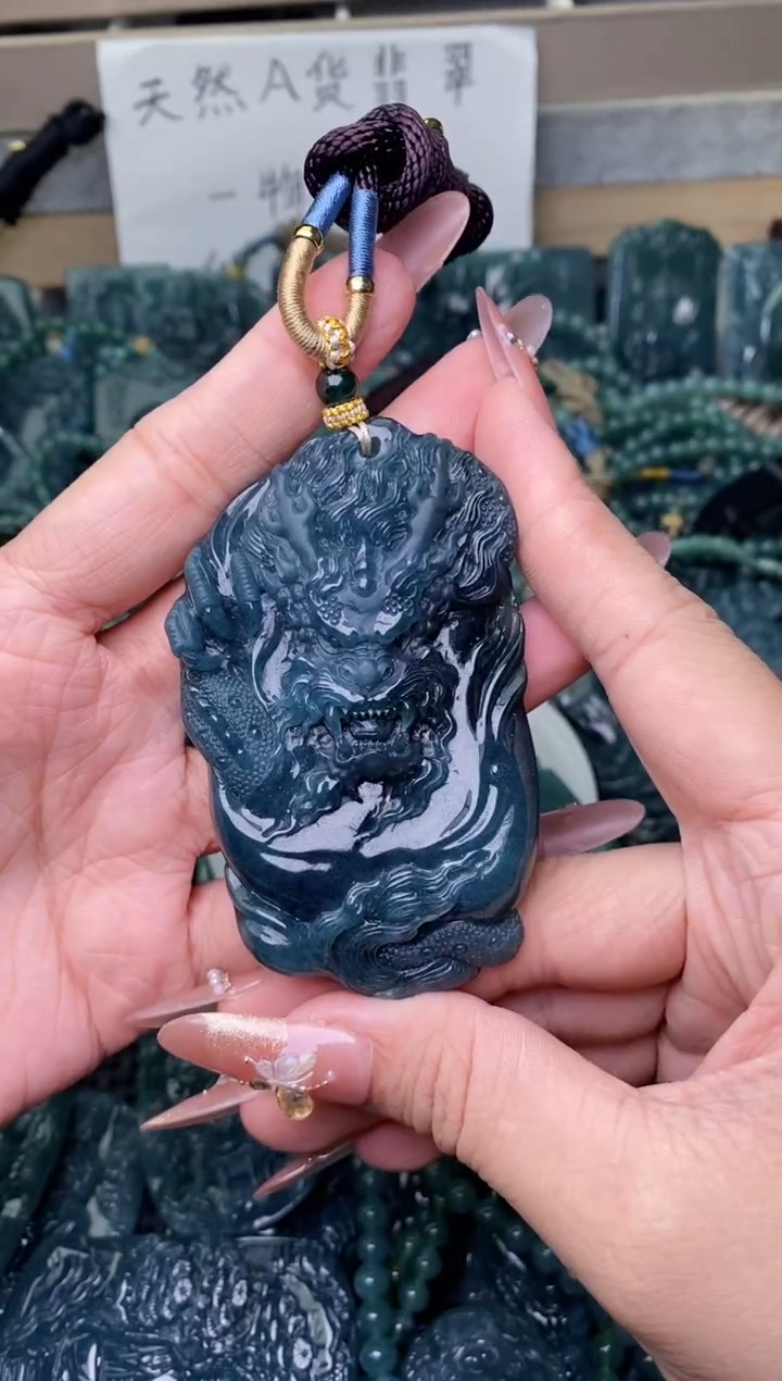 翡翠未镶嵌颈饰          