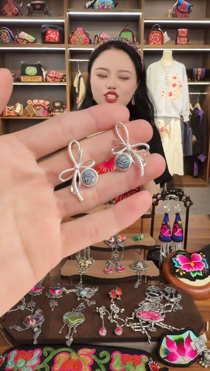 【闪购商品】织绣1蒙阿苏苗绣传承