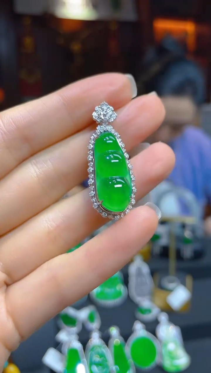 【闪购商品】翡翠颈饰18K金镶嵌120394天然A货翡翠豆子吊坠