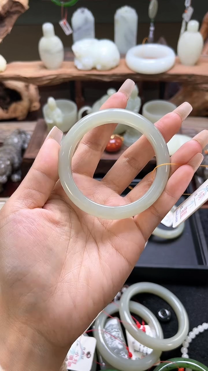 【闪购商品】和田玉手镯未镶嵌且末迪克兰56圈 9006313