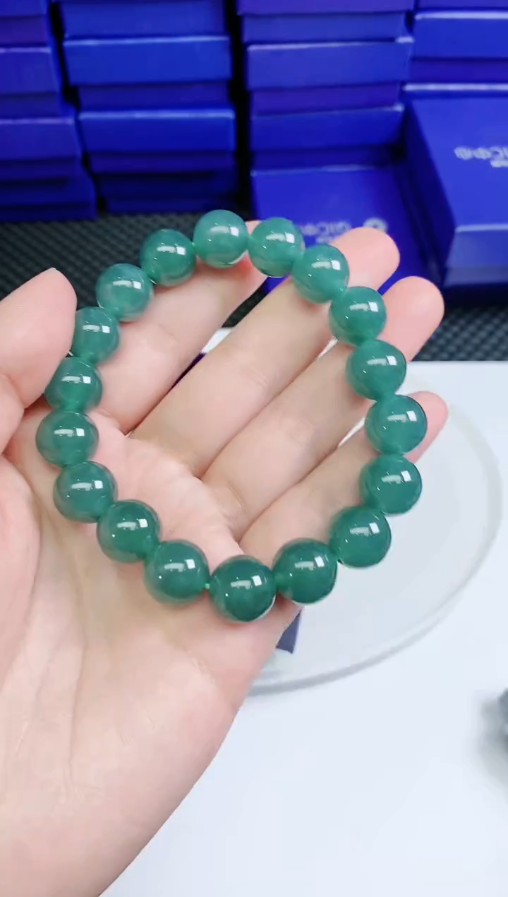 翡翠未镶嵌颈饰          