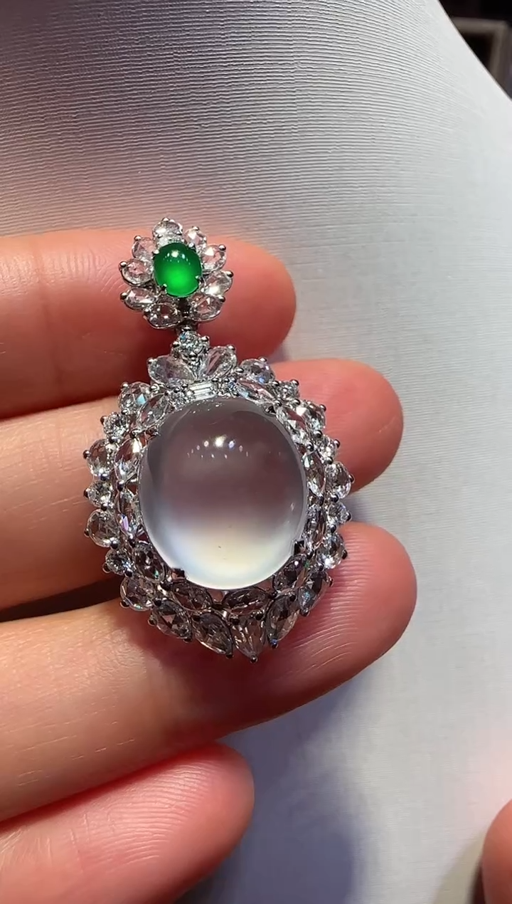 【闪购商品】翡翠颈饰18K金镶嵌白冰蛋面吊坠