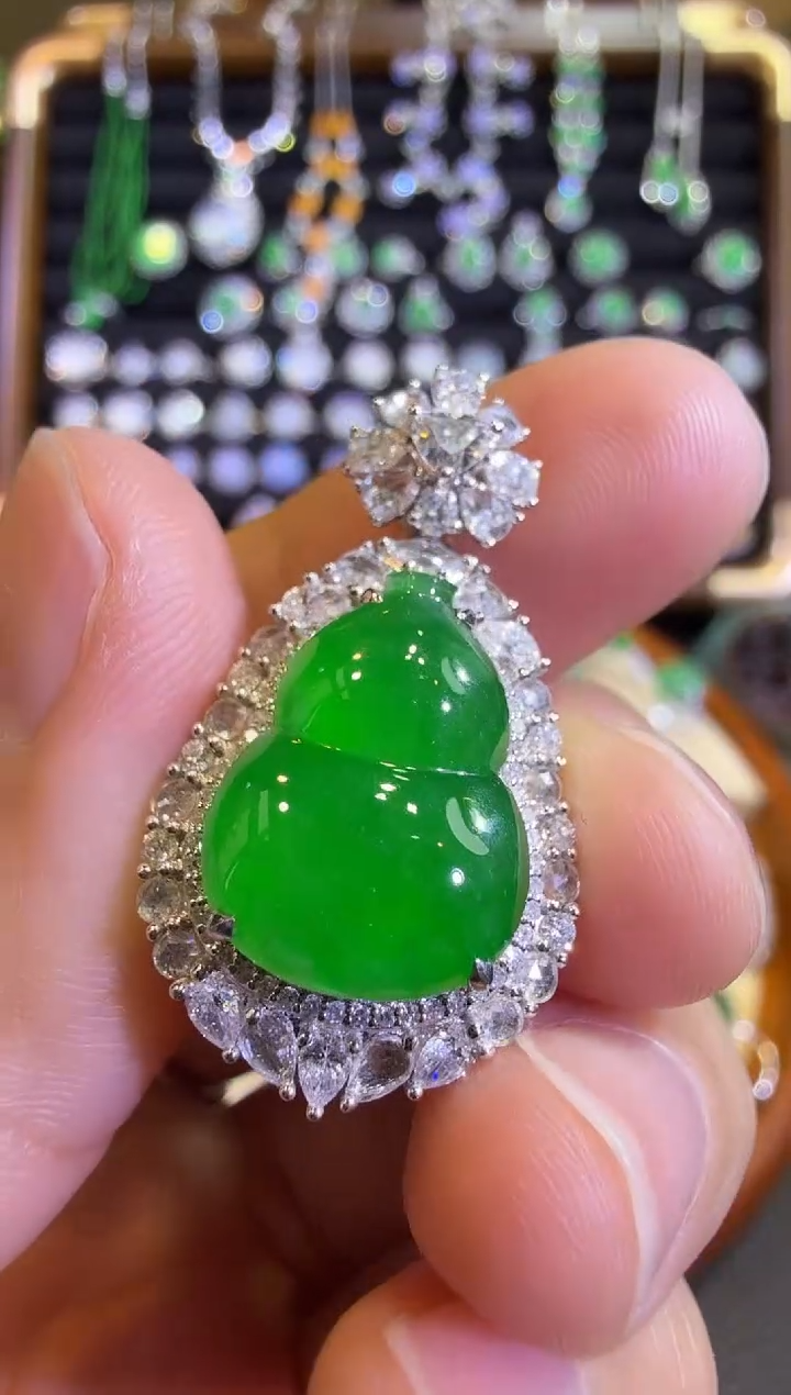 【闪购商品】翡翠吊坠(赠链)18K金镶嵌满色帝王色葫芦